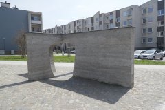 plastika na místě zbořené kaple