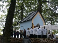 pohled zepředu zleva - svěcení kaple