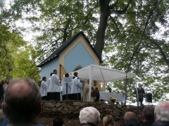 pohled zepředu zleva - svěcení kaple