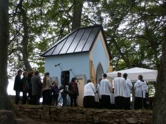 pohled zepředu zleva - svěcení kaple