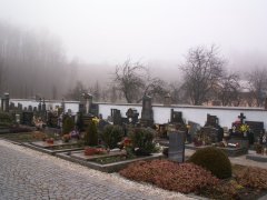 celkový pohled na křížovou cestu na hřbitovní zdi
