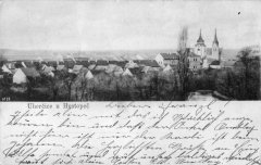 dobová pohlednice vsi s věží původního kostela (levá)