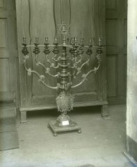 Chanuková menora v synagoze