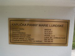 ozdobná tabulka s informací o obnově kaple