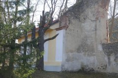 kaple u zříceniny bývalého kostela zezadu zprava