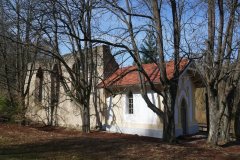 kaple u zříceniny bývalého kostela zepředu zleva