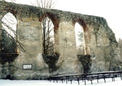 zbývající stěna bývalého kostela