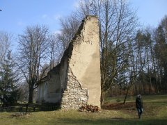 poslední stěna bývalého kostela