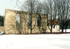 zbývající stěna bývalého kostela