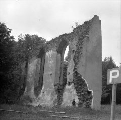 poslední stěna bývalého kostela