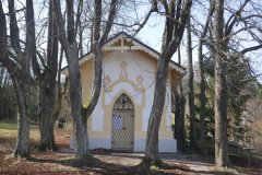 kaple u zříceniny bývalého kostela zepředu 