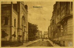 starší foto synagogy (vlevo)