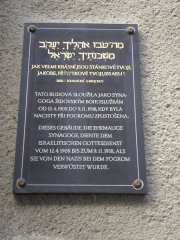 pamětní deska na průčelí synagogy