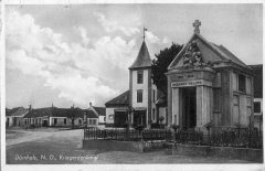 dobová pohlednice vsi s kaplí (vpravo)