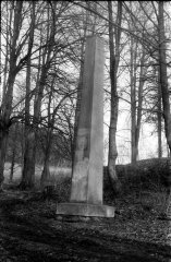 obelisk před místem, kde stávalo divadlo