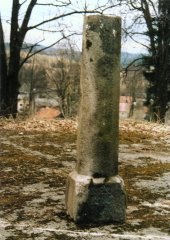 obelisk před místem, kde stávalo divadlo