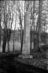 obelisk před místem, kde stávalo divadlo