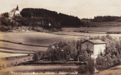 historické foto pašijového divadla, v pozadí kaple Panny Marie Bolestné