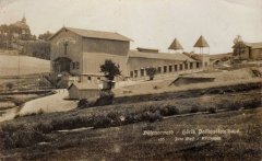 historické foto pašijového divadla, v pozadí kaple Panny Marie Bolestné