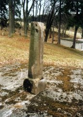 obelisk před místem, kde stávalo divadlo