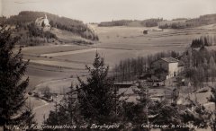 historické foto pašijového divadla, vlevo kaple Panny Marie Bolestné