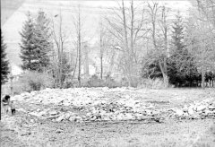 rozhrnuté trosky podezdívky po odstřelu