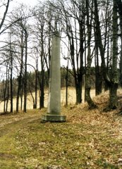 obelisk před místem, kde stávalo divadlo