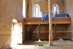 pohled na nosný sloup a mikrosondu vlevo od něj při archeologickém průzkumu