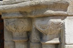 detail hlavic u hlavního vstupního portálu