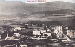 dobová pohlednice vsi s kaplí (vlevo, u spojení silnic)