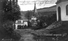 historické foto kaple (v pozadí)