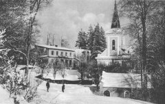 historické foto kaple (nahoře pod smrky)