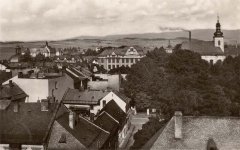 starší foto kaple (vlevo v pozadí) při pohledu z kostelní věže