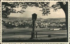 jedno ze zastavení křížové cesty vzniklé v roce 1916, v pozadí Bruntál