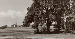 kříž přemístěný již v roce 1899 na začátek později vzniklé (1916) křížové cesty