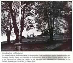 kříž přemístěný již v roce 1899 na začátek později (1916) vzniklé křížové cesty