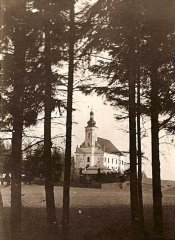 historické foto vikářství (uprostřed v zahradě)