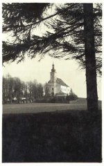 historické foto vikářství (uprostřed před kostelem, vlevo je hostinec)