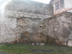 obrys kaple na zdi stodoly - pohled zepředu zleva