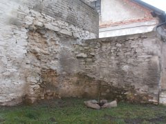 obrys kaple na zdi stodoly - pohled zepředu zleva