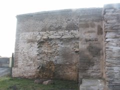 obrys kaple na zdi stodoly - pohled zepředu zprava