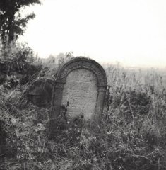 starší foto hřbitova - jeden z náhrobků