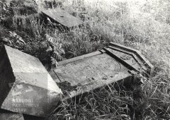 starší foto hřbitova - povalené náhrobky