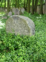 nejstarší dochovaný náhrobek z roku 1821
