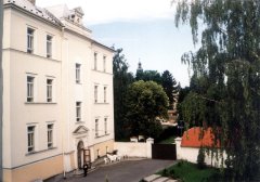 severní trakt zezadu z boku