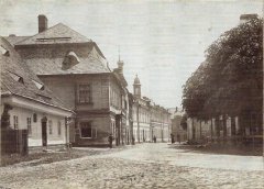 mateřinec v pozadí (s věžičkou) v pohledu od Zámeckého náměstí