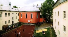 kaple uprostřed