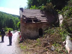 kaple poškozená po pádu stromu