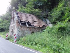 kaple poškozená po pádu stromu