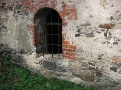 okno v levé stěně původní kaple